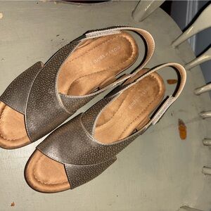 Easy Spirit metallic Perforated Sandals